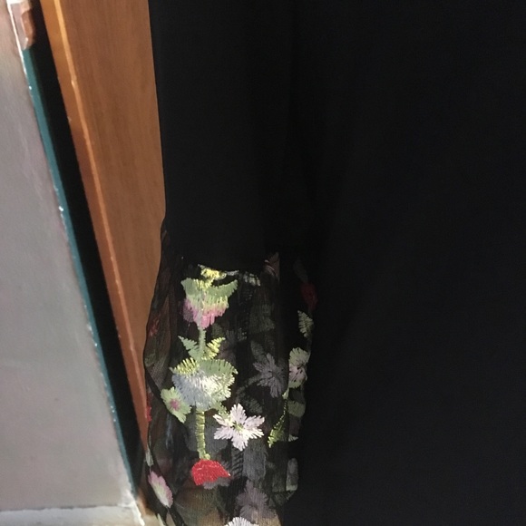 Flower sleeved top - Picture 3 of 5